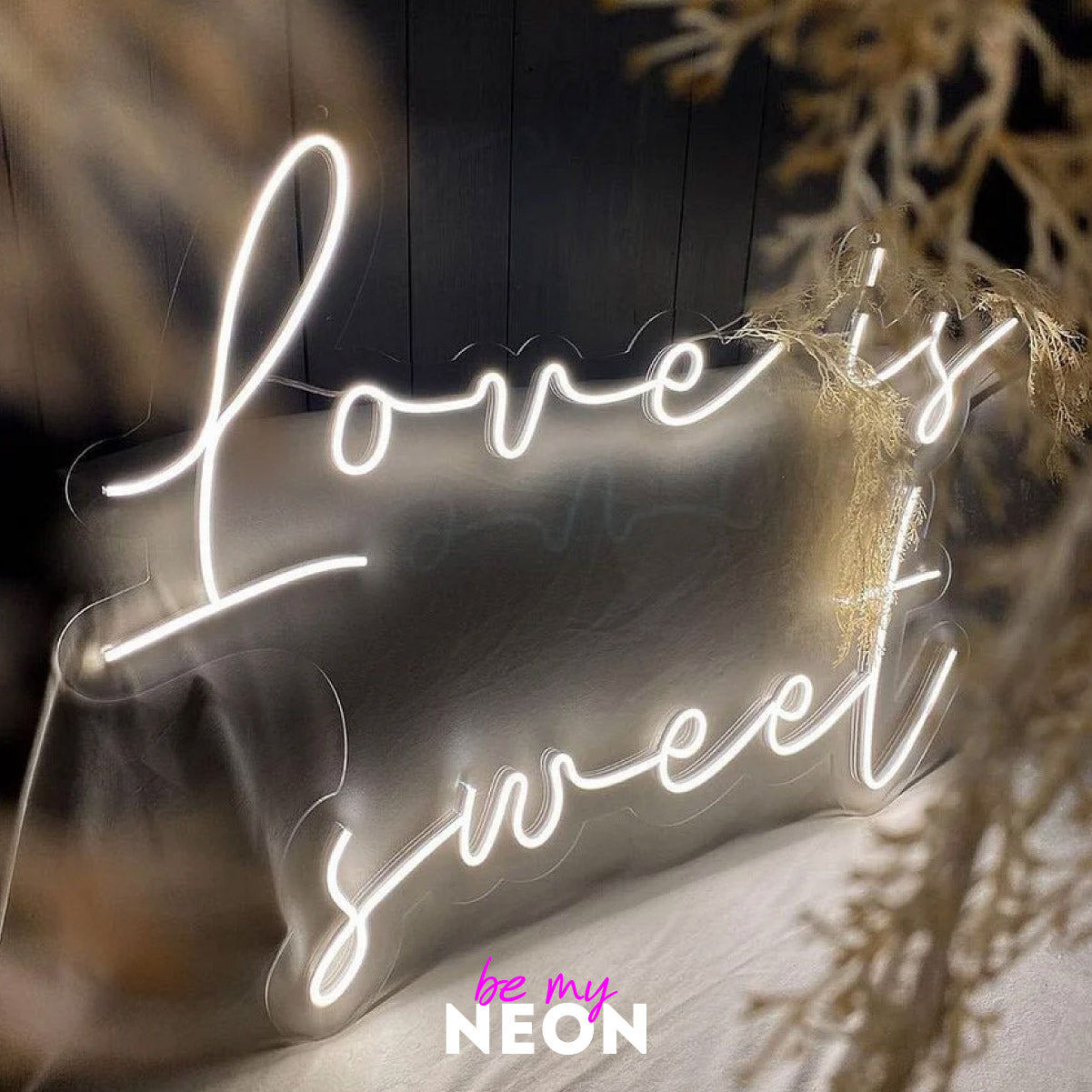 "love is sweet." Leuchtmotiv aus LED Neon